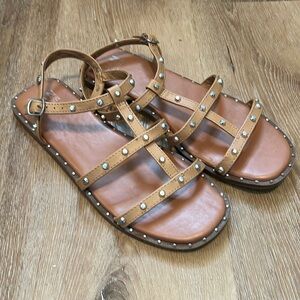 Steve Madden tan sandals Size 6